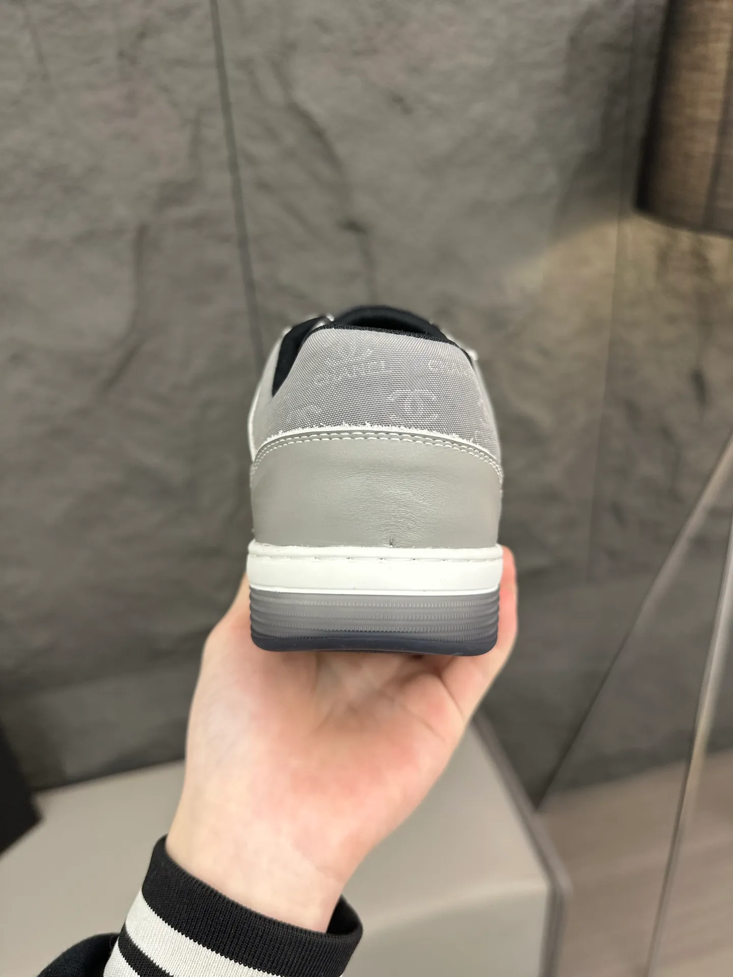 💰740 Chanel, 2024 spring new style / ♞size; 38~45 (38 45 customized) Men's Chanel sneakers, January's style premium is super serious, basically you can't buy it. The counter sister received this color and it happened to be in my men's size. I really didn't like it at first, but after I put it on, I found it to be very versatile. The same design of the diamond surface of the classic CF flap bag is very recognizable, and the double C The logo is not too high-profile. I love it. I recommend this one and you must try it on. You can’t tell how handsome it is by looking at the pictures.